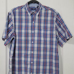 Izod men’s short sleeve button down shirt. Size M.